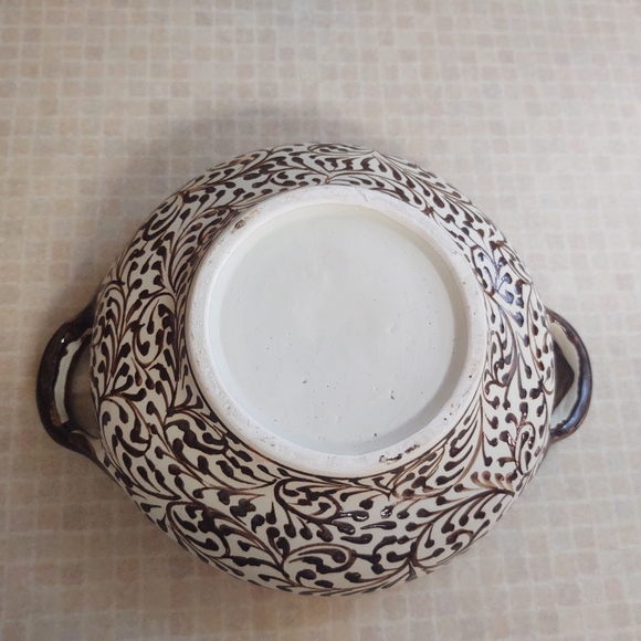 HAND PAINTED CERAMIC COVERED BOWL WITH HANDLES, BROWN ON IVORY - Picture 4 of 7